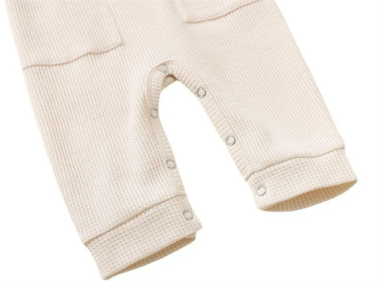 Combinaison pour bébé avec boutons en bois et poche